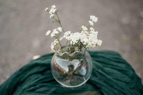 Váza s vlnkovaným hrdlem