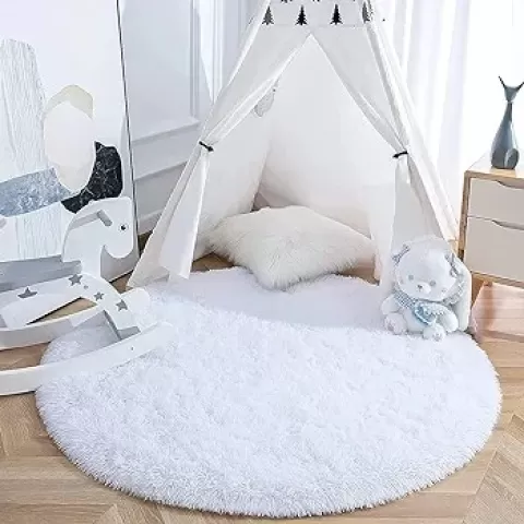 Bílý chlupatý koberec