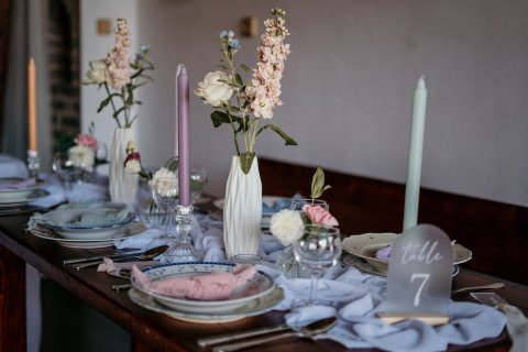 Vázička bílá plastová