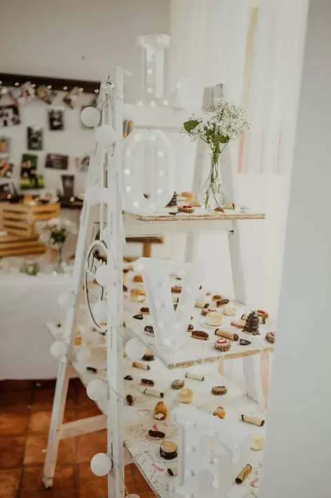 Bílé štafle etažér