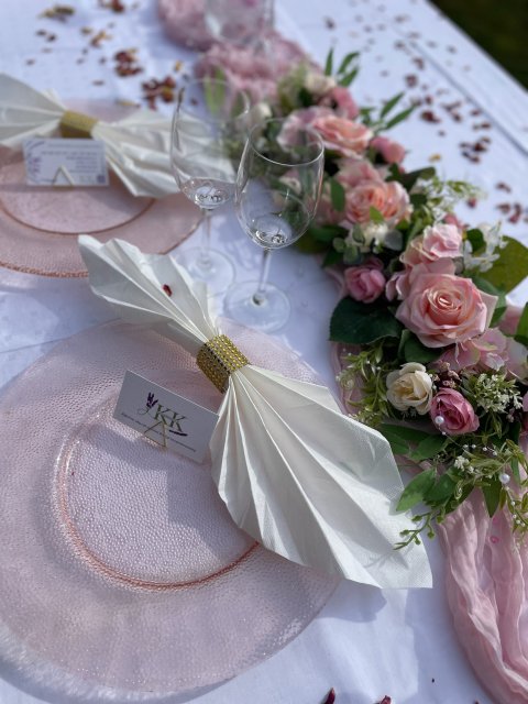 Skleněný servírovací růžový talíř