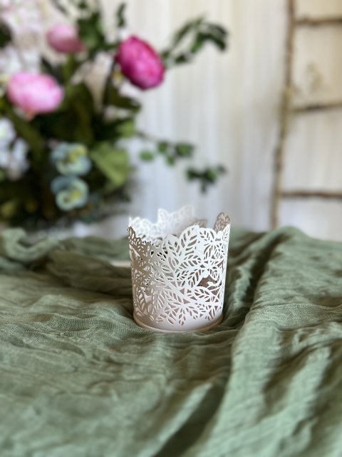 Světle růžový květináč s krajkou malý na zavěšení