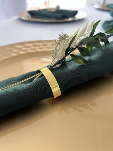 Zlatá spona na ubrousek jednoduchá lesklá velká