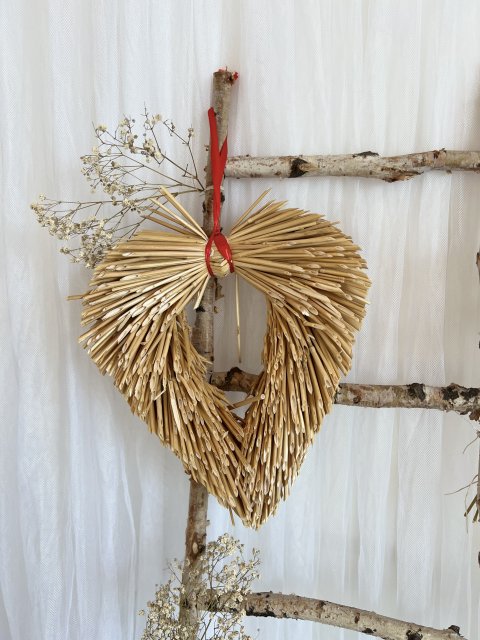 Slaměné srdce s červenou stuhou