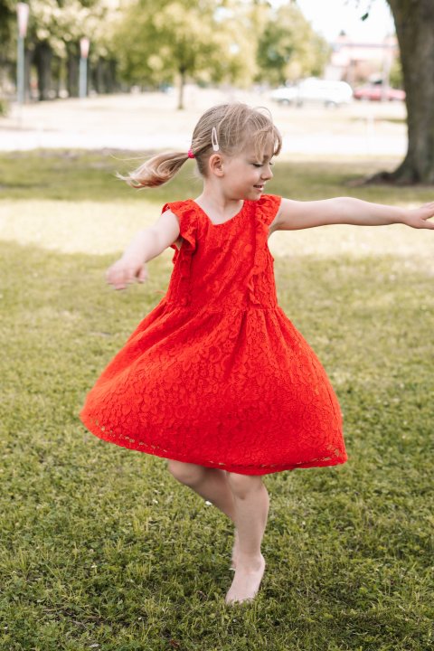 Červené šatičky s krajkou