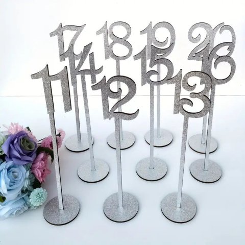 Stříbrné vysoké číslo na stůl