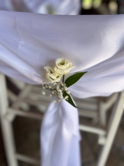 Květiny na židle k obřadu