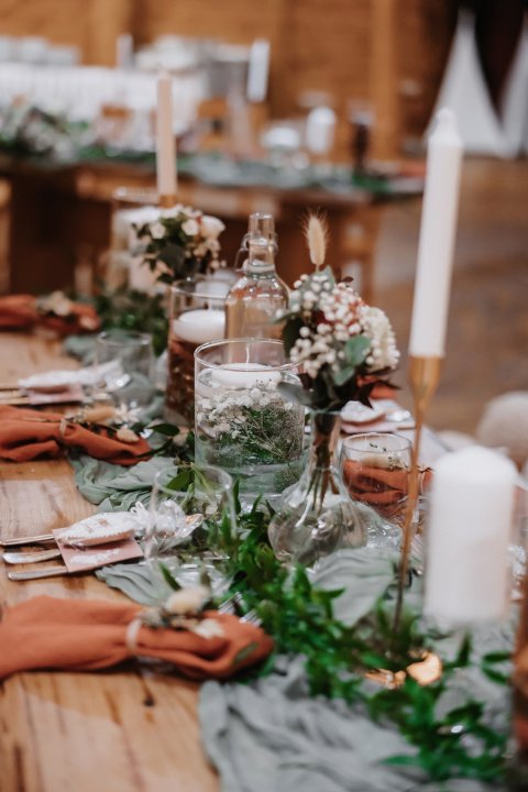 Květinová dekorace stolů