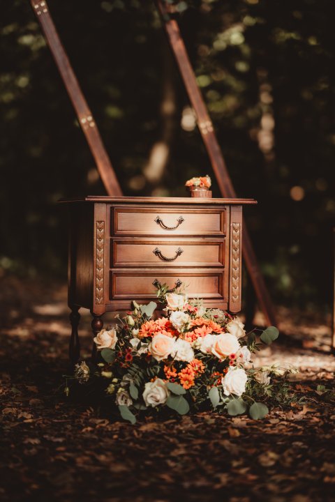 Obřadní stolek menší hnědý