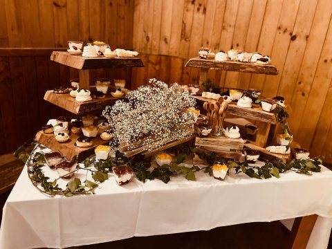 Dřevěný etažér z masivu