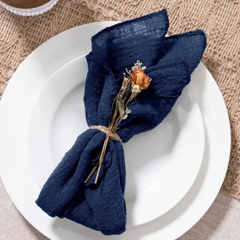 Tmavě modrý ubrousek mušelín