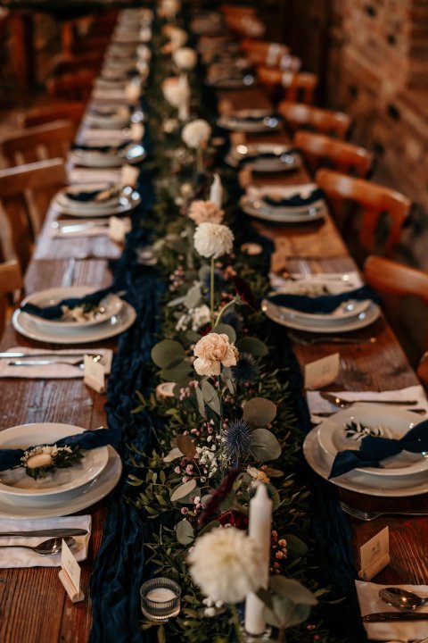 Tmavě modrý mušelín běhoun 3m