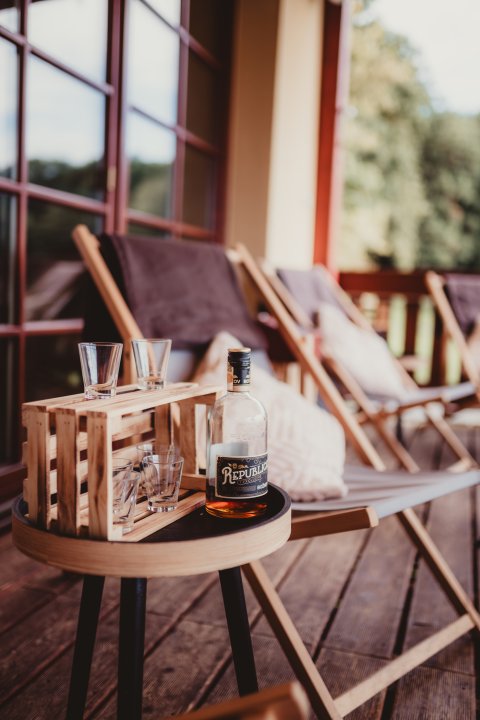 Stolek dřevo černý