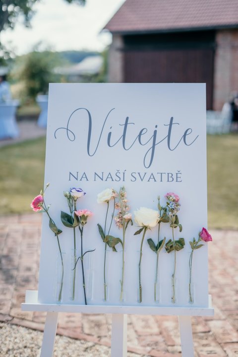 Cedule Vítejte na naší svatbě se zkumavkami
