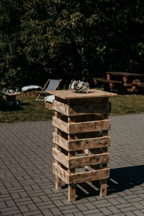 Dřevěný paletový bistro stolek