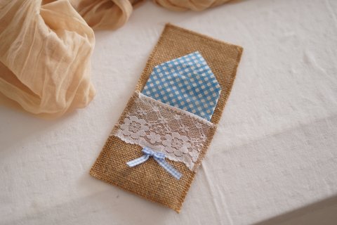 Jutové kapsy na příbory s bílou krajkou a modrou mašlí
