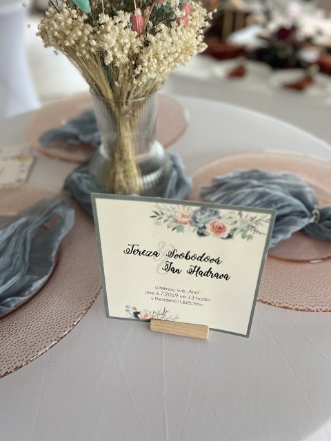 Dřevěný stojánek na jmenovky