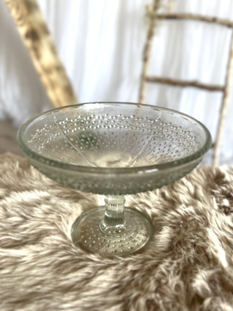 Broušená miska na nožce