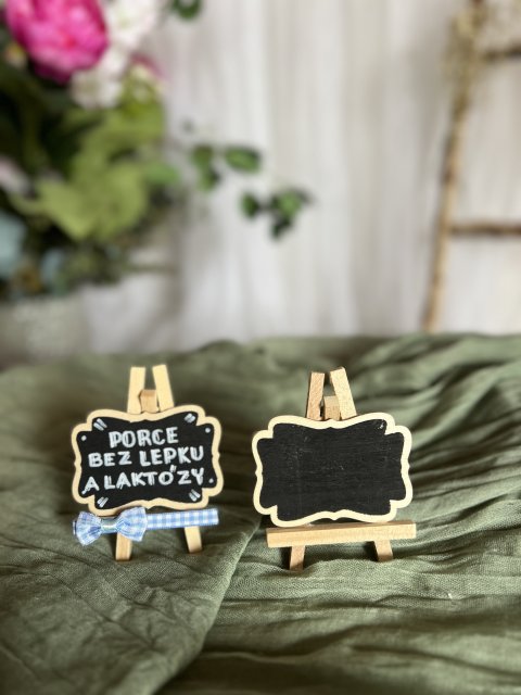 Dřevěné jmenovky na stojánku