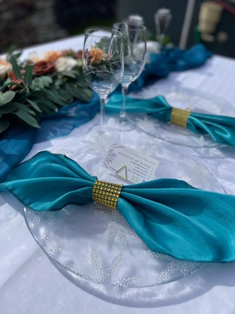 Zlatá spona na ubrousek s kamínky