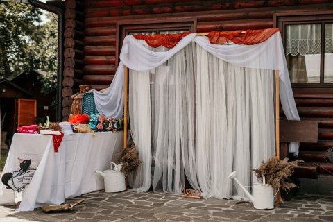 Kovová hranatá slavobrána