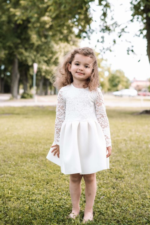 Bílé šatičky s krajkou 116