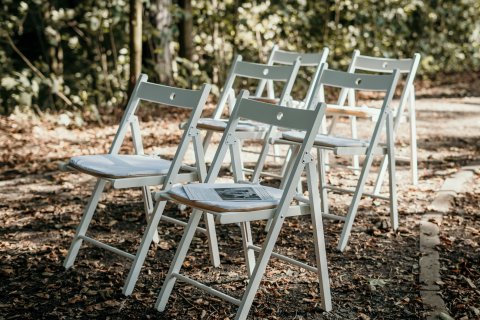 Bílá skládací židle