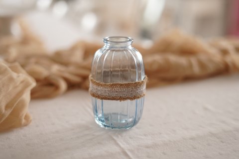 Vázička s jutovou stuhou