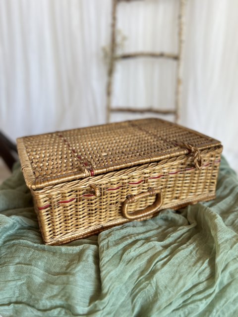 Proutěný retro košík s víkem