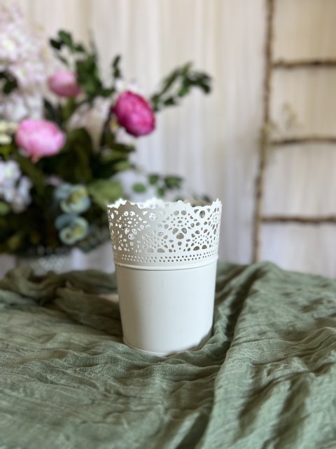 Bílý květináč s krajkou