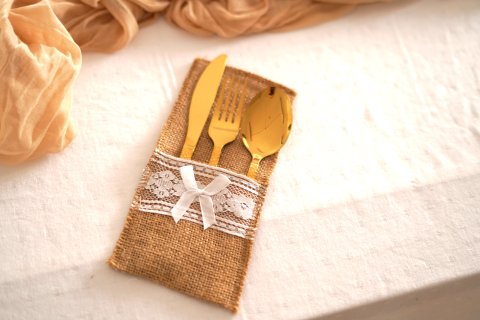 Jutové kapsy na příbory s bílou krajkou a bílou mašlí
