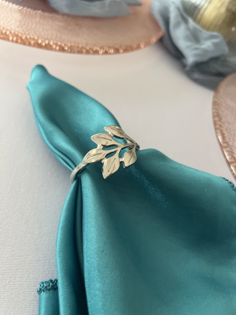 Stříbrná spona na ubrousek lístky