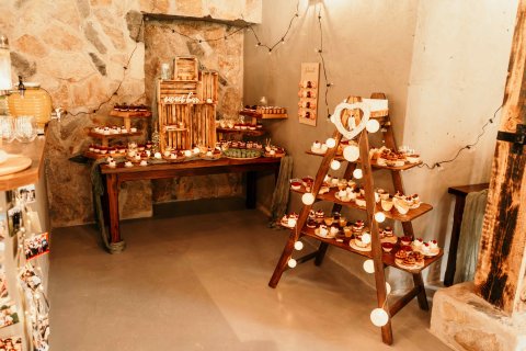 Dřevěné štafle etažér