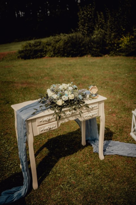 Květinová výzdoba oltářního stolku