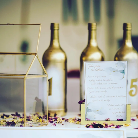 Zlatý stojánek na cedulky