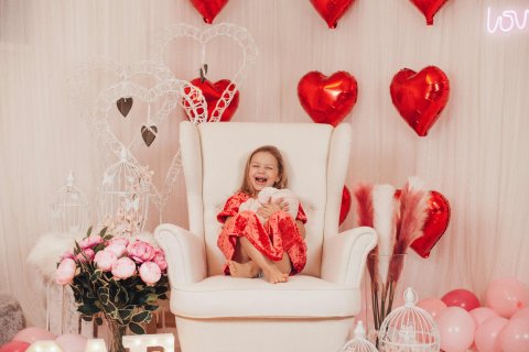 Velká bílá ratanová srdce na stojánku