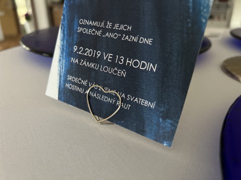 Kovový stojánek stříbrný srdce na jmenovky