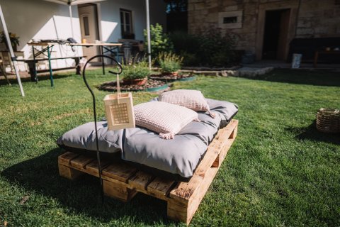 Polštář růžový s třásněmi